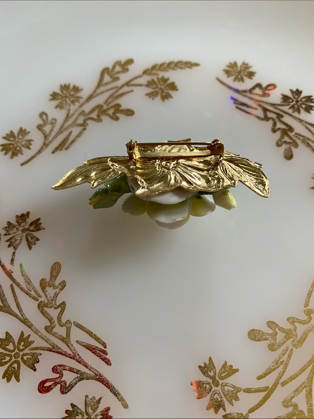 Vtg 1960’s Porcelain Pink & Green Rose Brooch with Gold Leaves 2” Grama Core - Picture 5 of 9